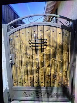Side gate