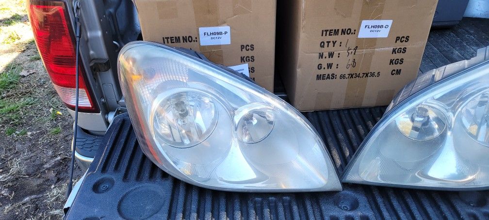 07-17 Freightliner Cascadia Headlights