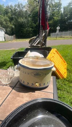 The image shows a vintage beige and blue speckled Rival Crock-Pot 5-Quart Slow Cooker (Model 3355) featuring a blue leaf and vine pattern along the ba