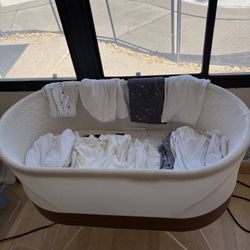 Snoo Bassinet With Bunch Of Swaddles