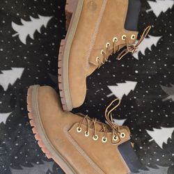 Mens Size 6/ Wmn Size 8 - Timberland Boots 