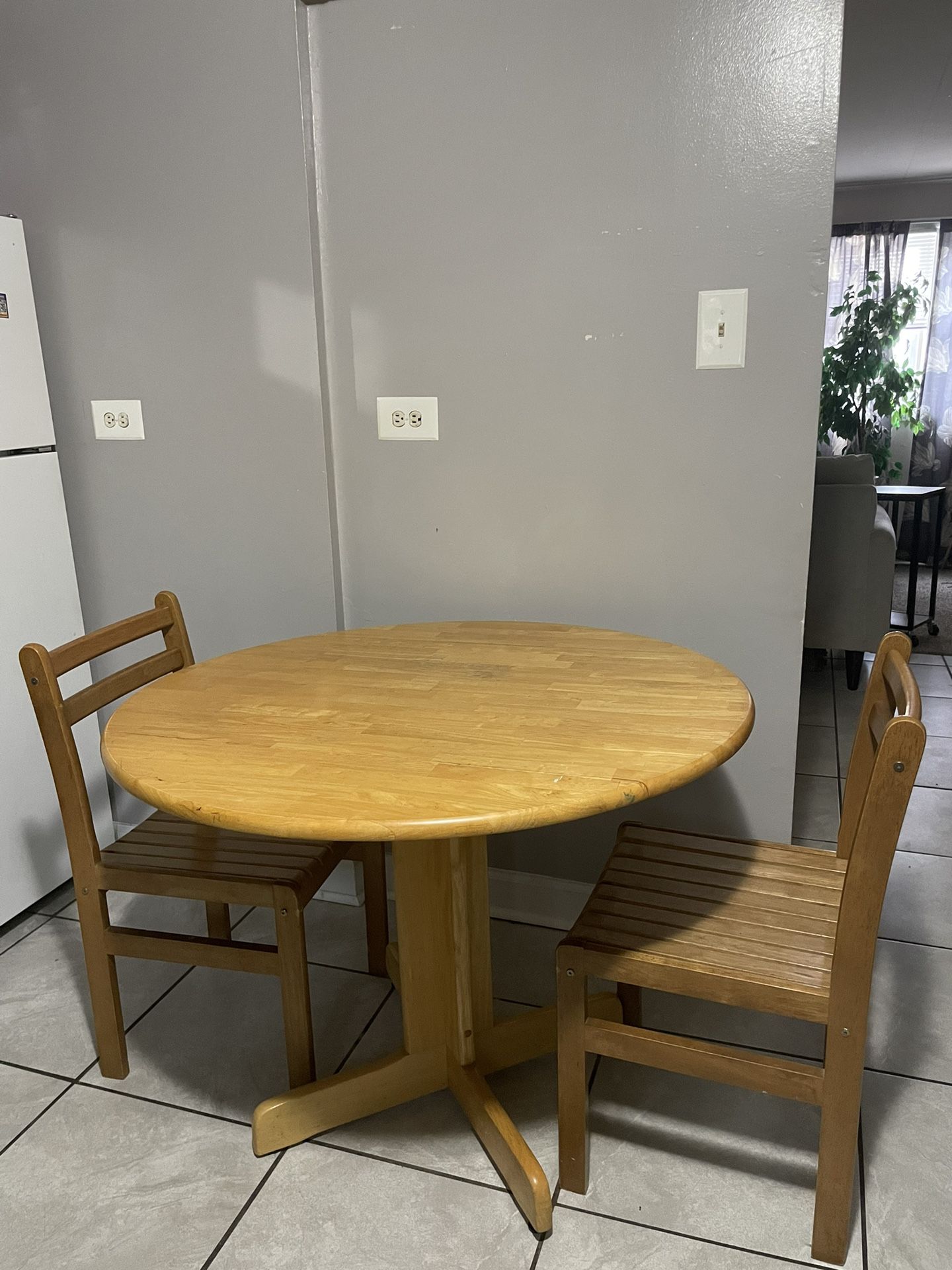 Round Patio Or Kitchen Table And 2 Chairs 