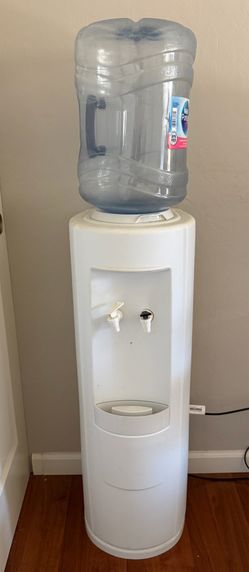 Water dispenser with cooler