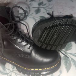 Dr. Martens (Audrick 8 eye boot) Size 9
