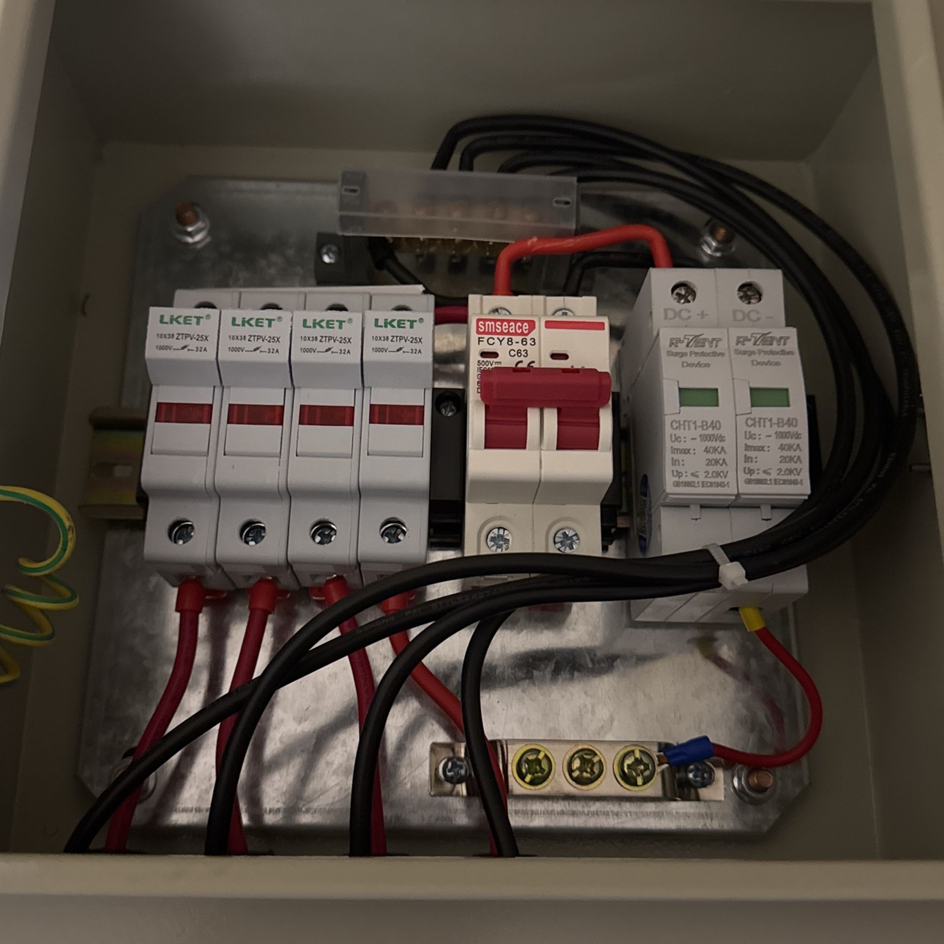 PV Combiner Box, 4 String Metal Solar Combiner Box with 15A Rated Current Fuse, Surge Protective Device and 50A Air Circuit Breaker for On/Off Grid So
