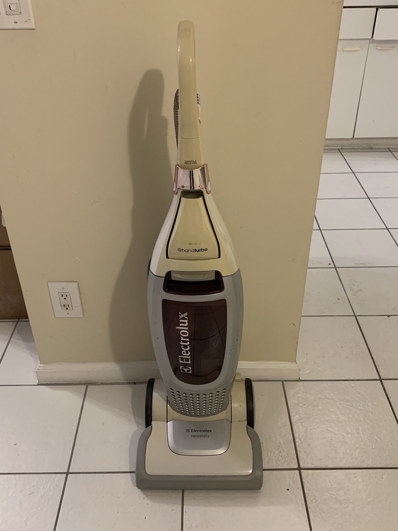 Electrolux Versatility Bagless Upright Vacuum Cleaner Model EL8502
