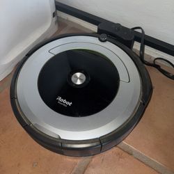 iRobot Roomba Robot Vacuum (600 Series – Works Great + Charger)