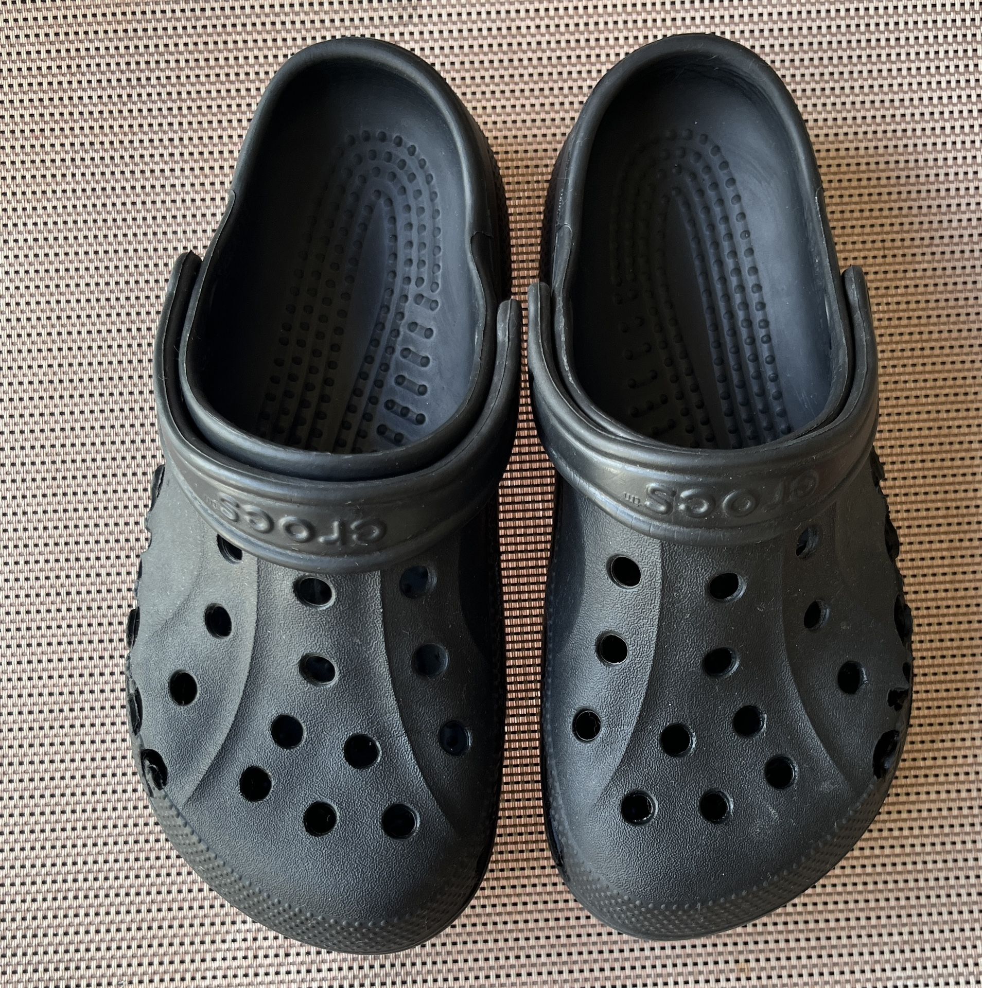 Crocs Waterproof, Men’s Size 4, Women’s Size 6 color, black