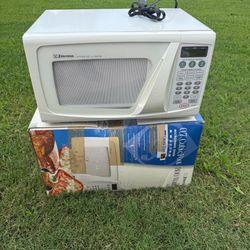 Emerson 0.7 Cu. Ft. 800W Microwave