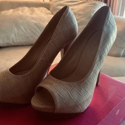 WOMEN’S TAN HIGH HEEL SHOES 5” HEEL SIZE 7.5 DUST BAG