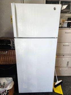 White Top-Freezer Refrigerator
