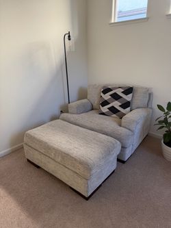 Wide Chair and ottoman set, pebbled white black