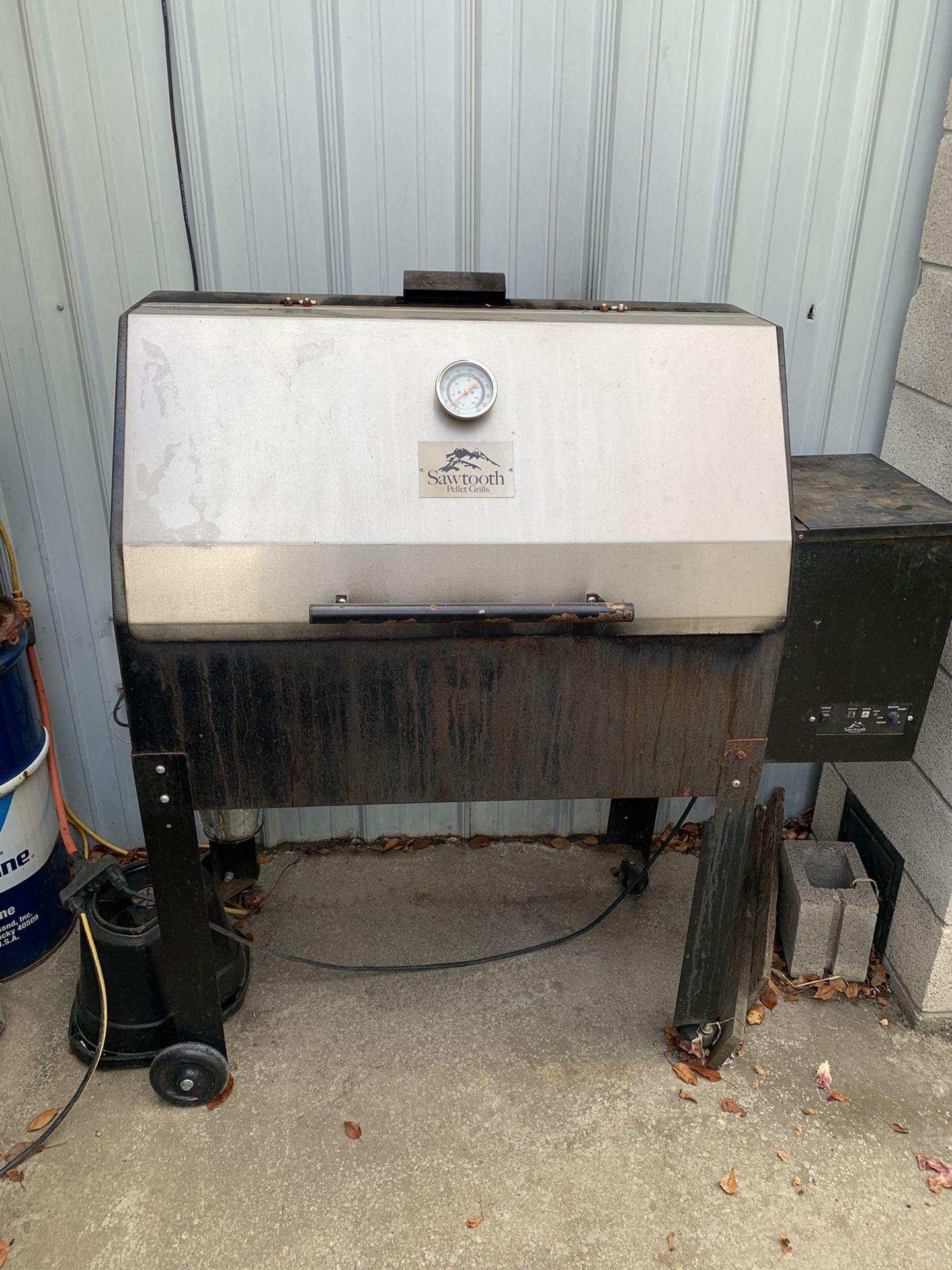 Reduced Price Sawtooth Pellet Grill / Smoker for Sale in Chattaroy, WA