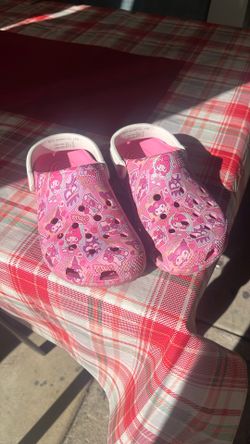 hello kitty crocs women’s size 6