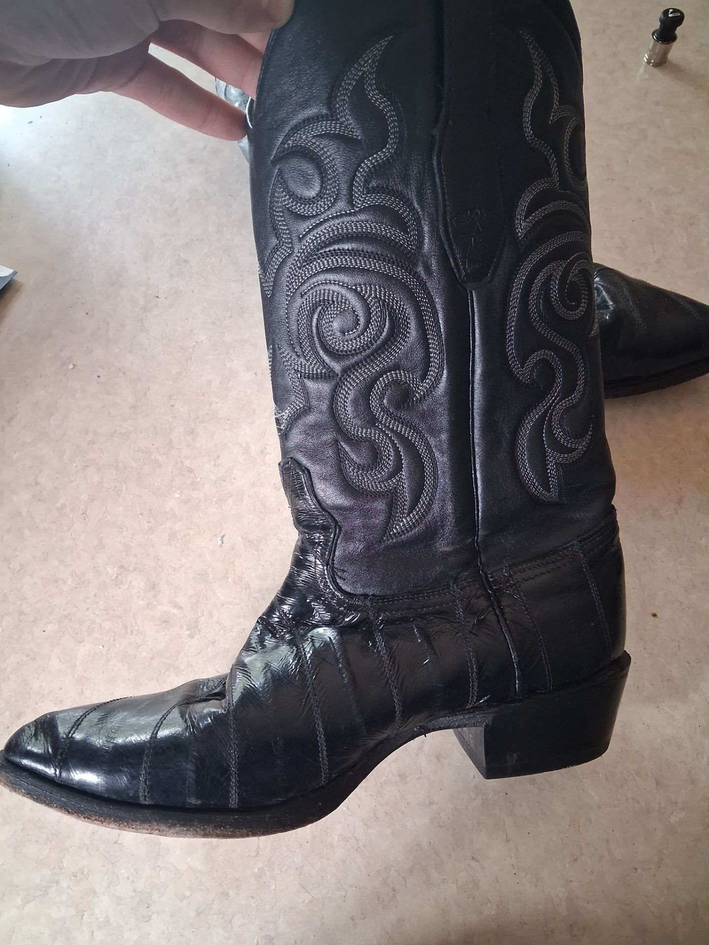 Mens cowboy boots size 12EE, real eel skin. Los botas.