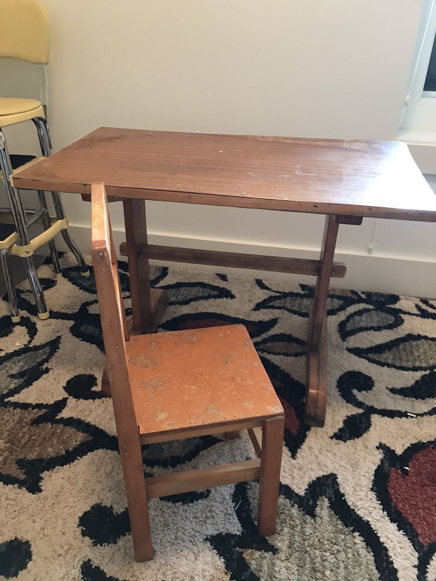 Kids arts and crafts table with chair