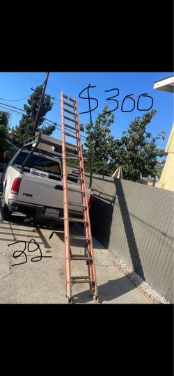Excellent condition, 32 feet and more sizes available fiberglass extension, Ladders