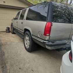 99 Suburban 4x4 Motor Trassmision Trabajan El 4x4 Trabaja Motor 350. 5,7 Para Alguien K Kiera Arreglarla  Se Aceptan Ofertas