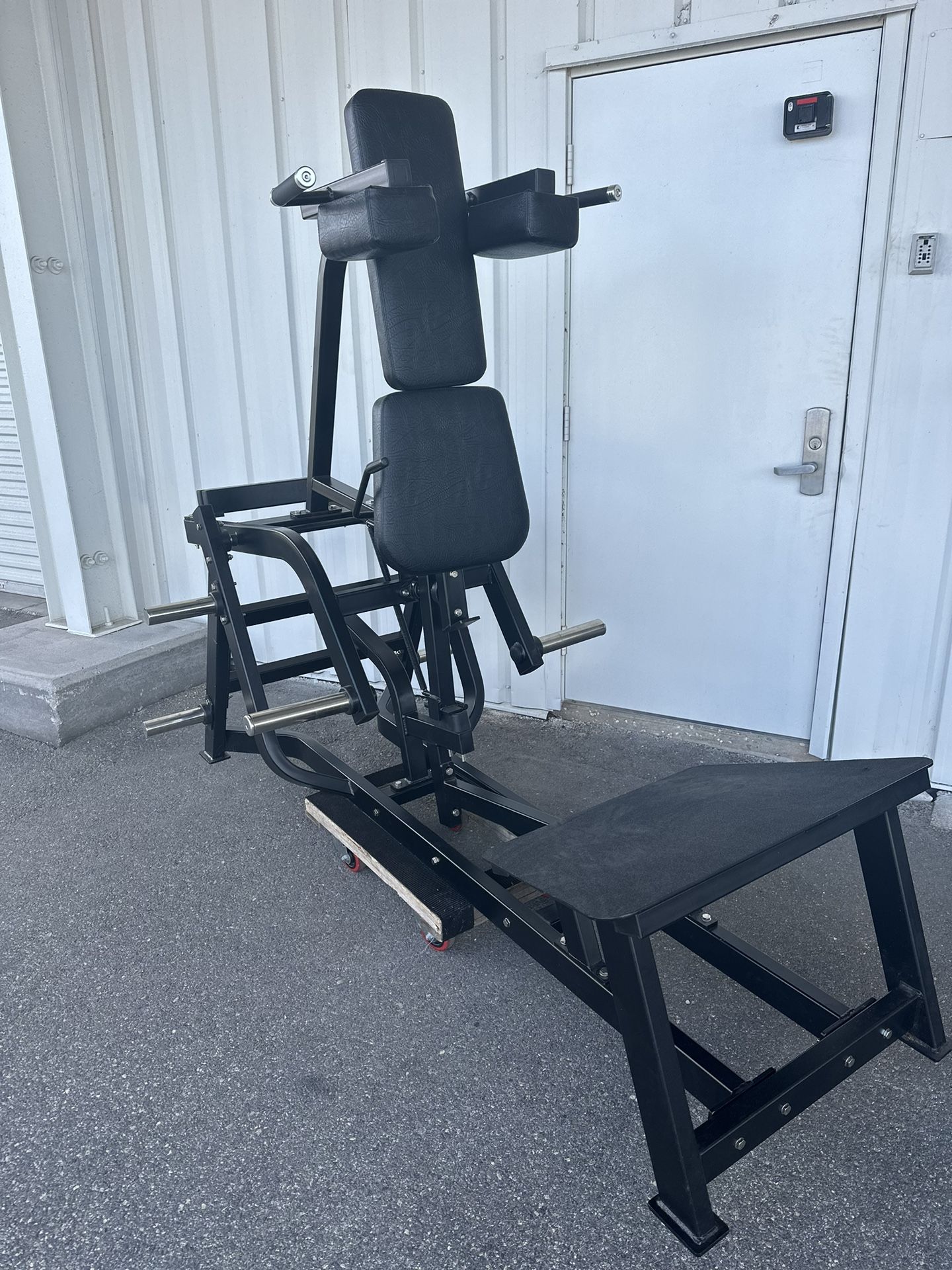 Like New !! Plate Loaded Fettle Fitness V Squat