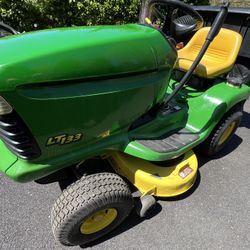 John Deere LT133 Lawn Tractor Rider Mower With Bagger - Excellent!