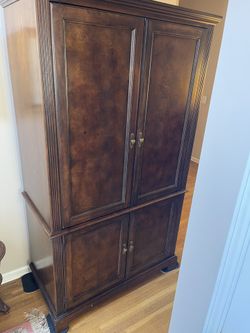 Hekman- TV / Entertainment Cabinet / Armoire 