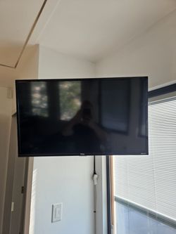 32 Inch TCL Roku TV With Remote
