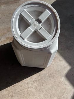 Dog food container