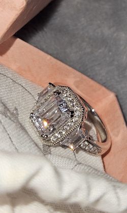 Diamonesk Simulated Halo Ring