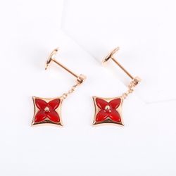 A fashionable and classic stud earrings