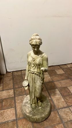 Lady statue hand is missing
