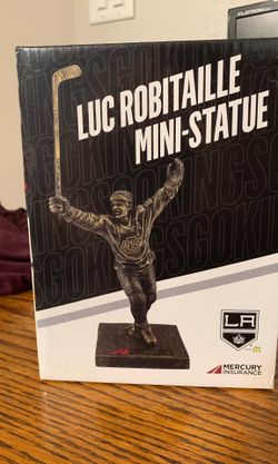 LA Kings Luc Robitaille mini statue