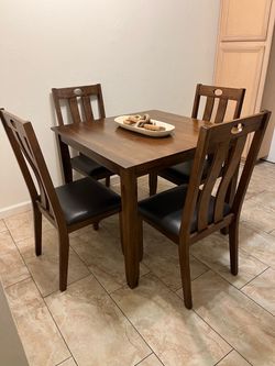 Wood 🪵 table like new with leather like seats
