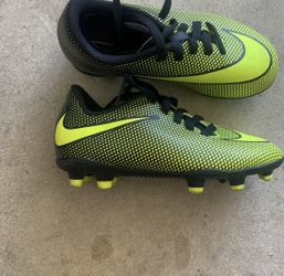 Youth Nike Soccer Cleat Size 10
