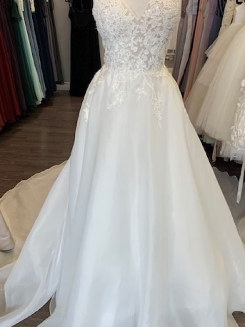 L'Amour Satin Ivory Wedding Dress In Size 4 With Matching veil