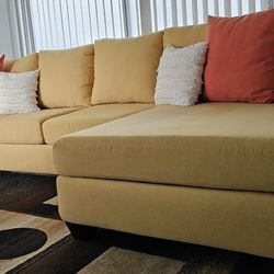 Large sectional sofa from Living Spaces. Like new.
👉 Only used for home staging.
✔ Complete seat and back cushions, with removable and reversible cov