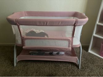 Pink bassinet/crib