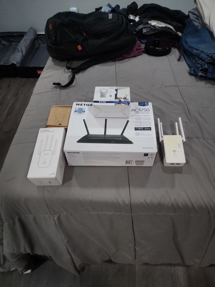 NETGEAR AC1750 MODEL R6400 WIFI ROUTER W/ 4 WIFI EXTENDERS