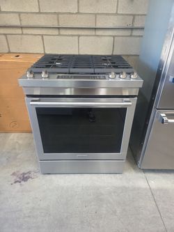 Maytag 5 Burners gas rangewith Airfry and Convection Stainless steel new