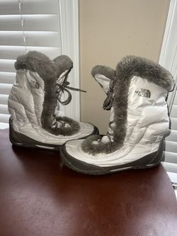 THE NORTH FACE WOMEN'S NUPSTE BOOTS  CREAM COLORED SIZE 10 GOOSE DOWN FAUX FUR