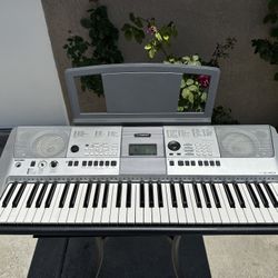 Yamaha Electronic Keyboard Piano PSR-E413 61 Key Portable Great working condition and sound