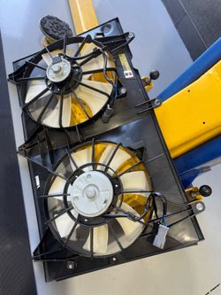 Like new  Dual Radiator and Condenser Fan Assembly - 2003-2007 Honda Accord 2.4L 4-Cylinder - Replacement  Engine Cooling Fan Assembly - 2.4L 4-Cylind