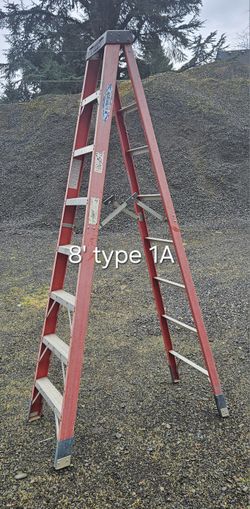 8' Werner fiberglass step ladder