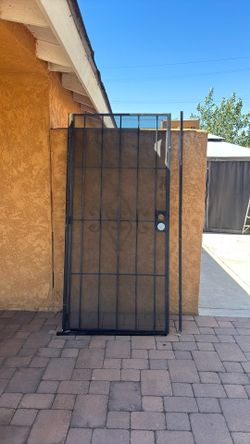 Security door en buenas condiciones