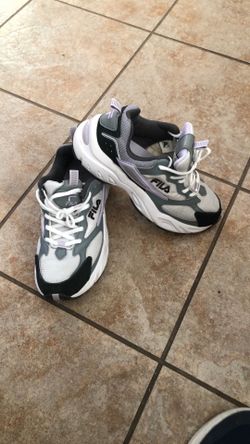 FILA ENVISION Running Shoes ( sneakers) gray black Women’s Sz. 7.5 very clean