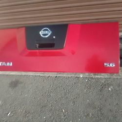 2004-2012 Nissan Titan Complete Tailgate With All The Accessories Oem.