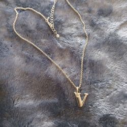 9" Chain Initial "V"