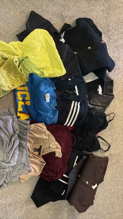 Women’s Clothing Bundle (19 pieces) - must pick up