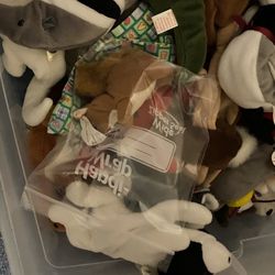 TY Beenie Babies Lot Of Over 100 Stuffed Toys 