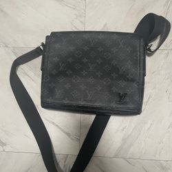 Louis vuitton messenger bag