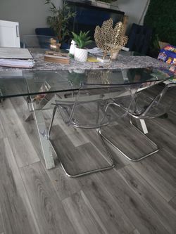 glass table with 4 chairs